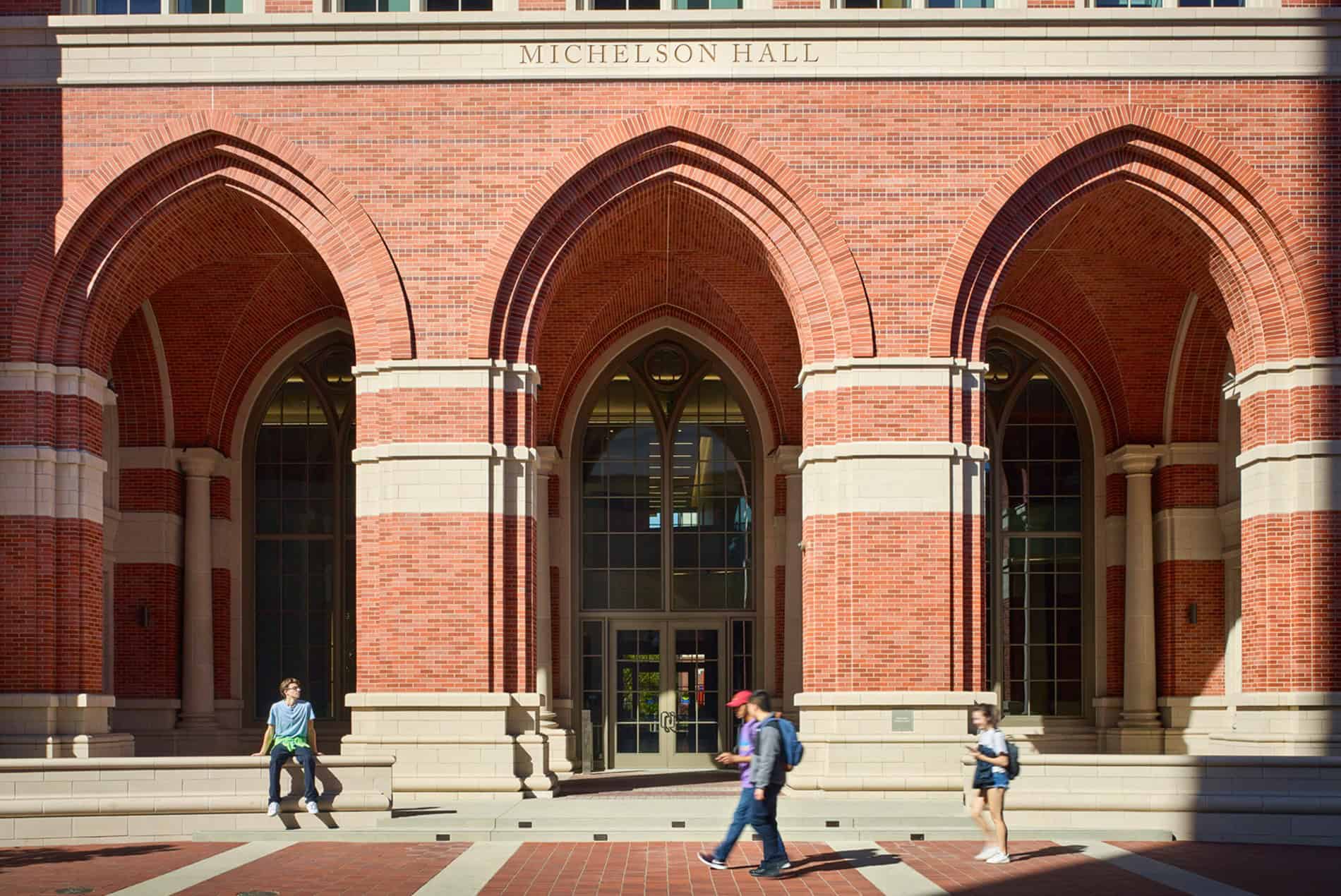 USC-Michelson-Center-Exterior-Arches-Students-Walking-1900